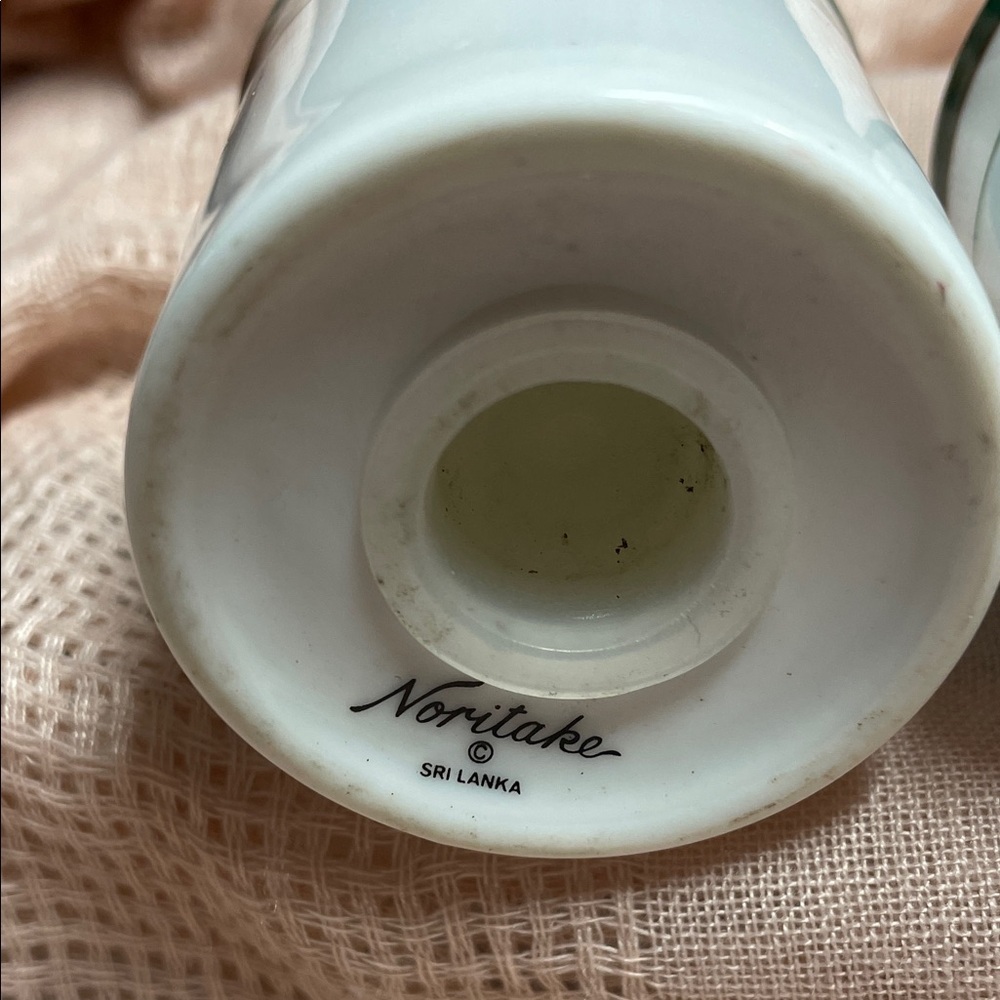 Noritake Royal Hunt White and Green Salt and Pepper Shakers - Picture 3 of 5